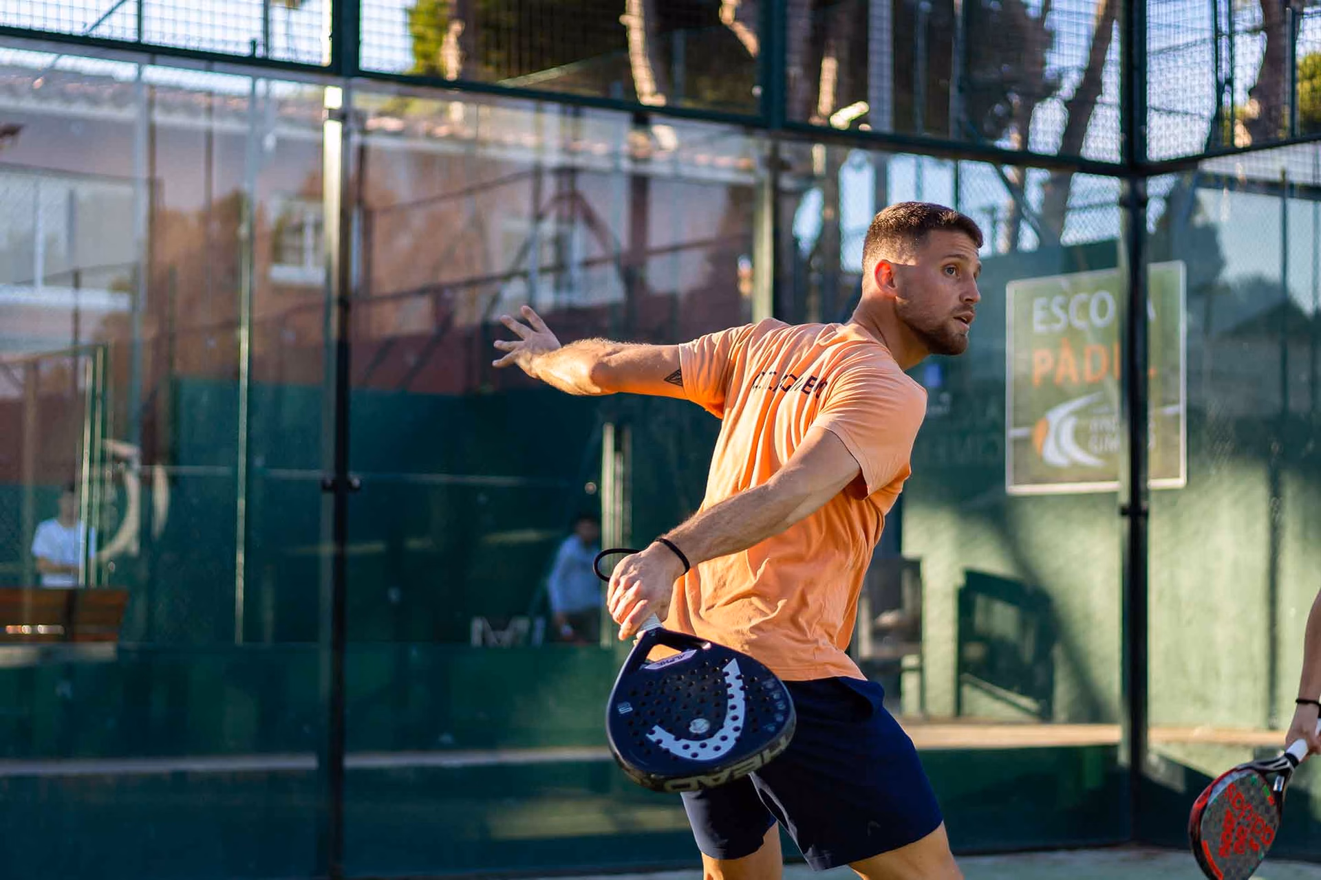 ¿Qué ofrece la Escuela de padel para adultos?