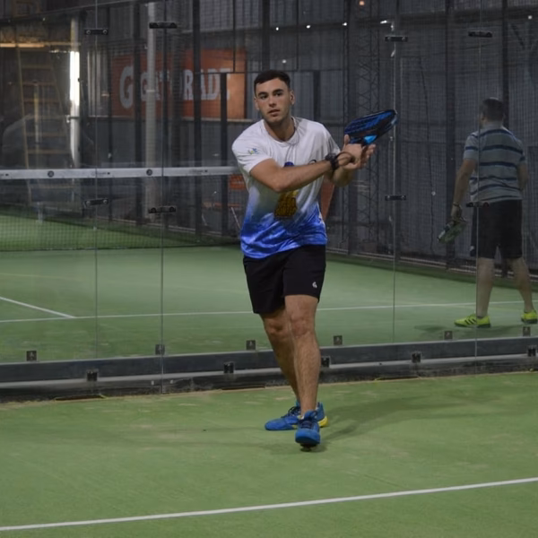 ¿Dónde se encuentra la Academia de pádel Capitán Bermúdez?