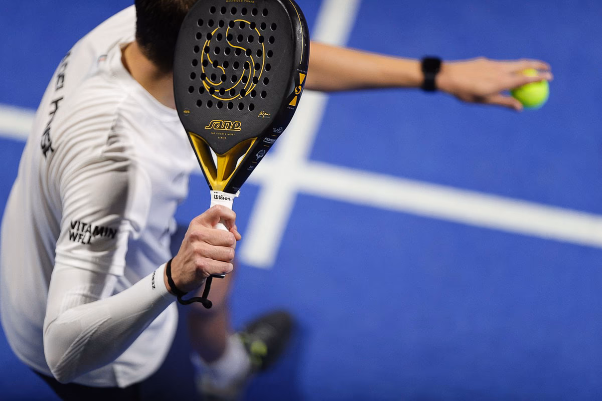 ¿Cómo se replica el saque de padel de repetición?