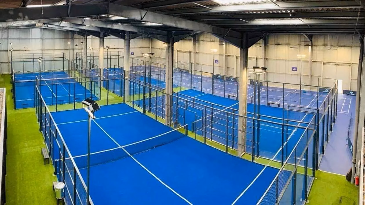 Où se trouve le complexe 100% padel à Caen ?