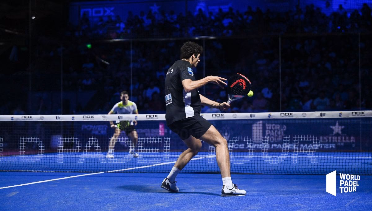 ¿Por qué se da el pasito de volea de revés?