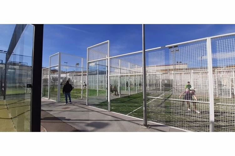 ¿Cuáles son las características de la vivienda de la plaza de padel?