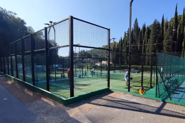 ¿Cuáles son las instalaciones de Alcosa Padel?