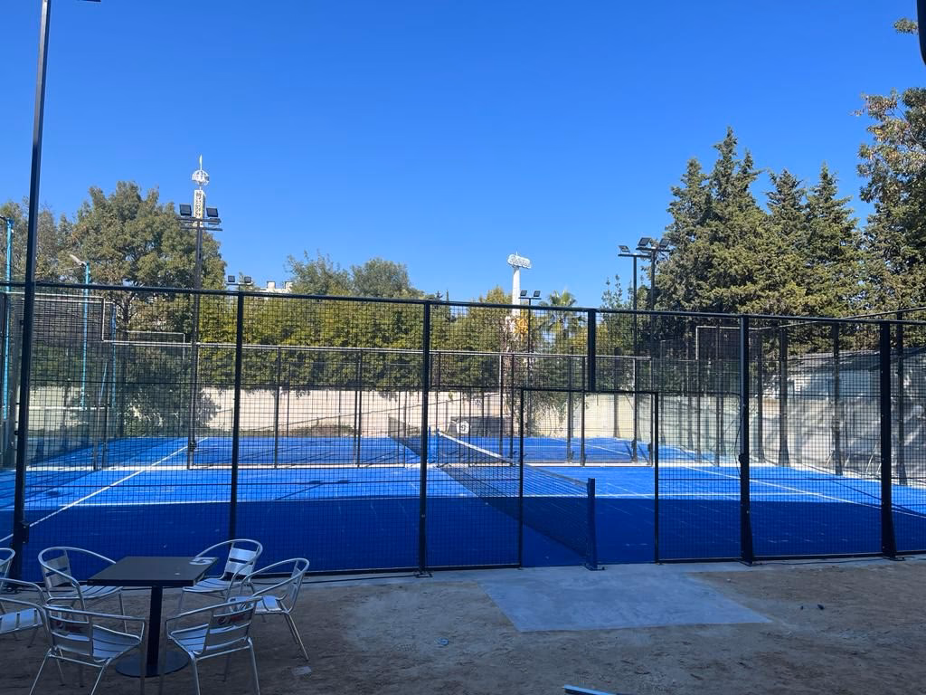 Où trouver des cours de tennis et de padel adaptés ?
