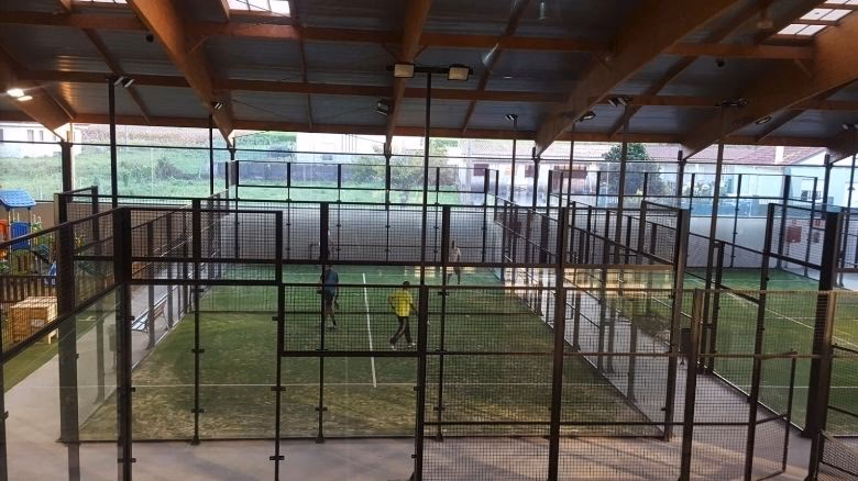 ¿Dónde se realiza el Padel surf?