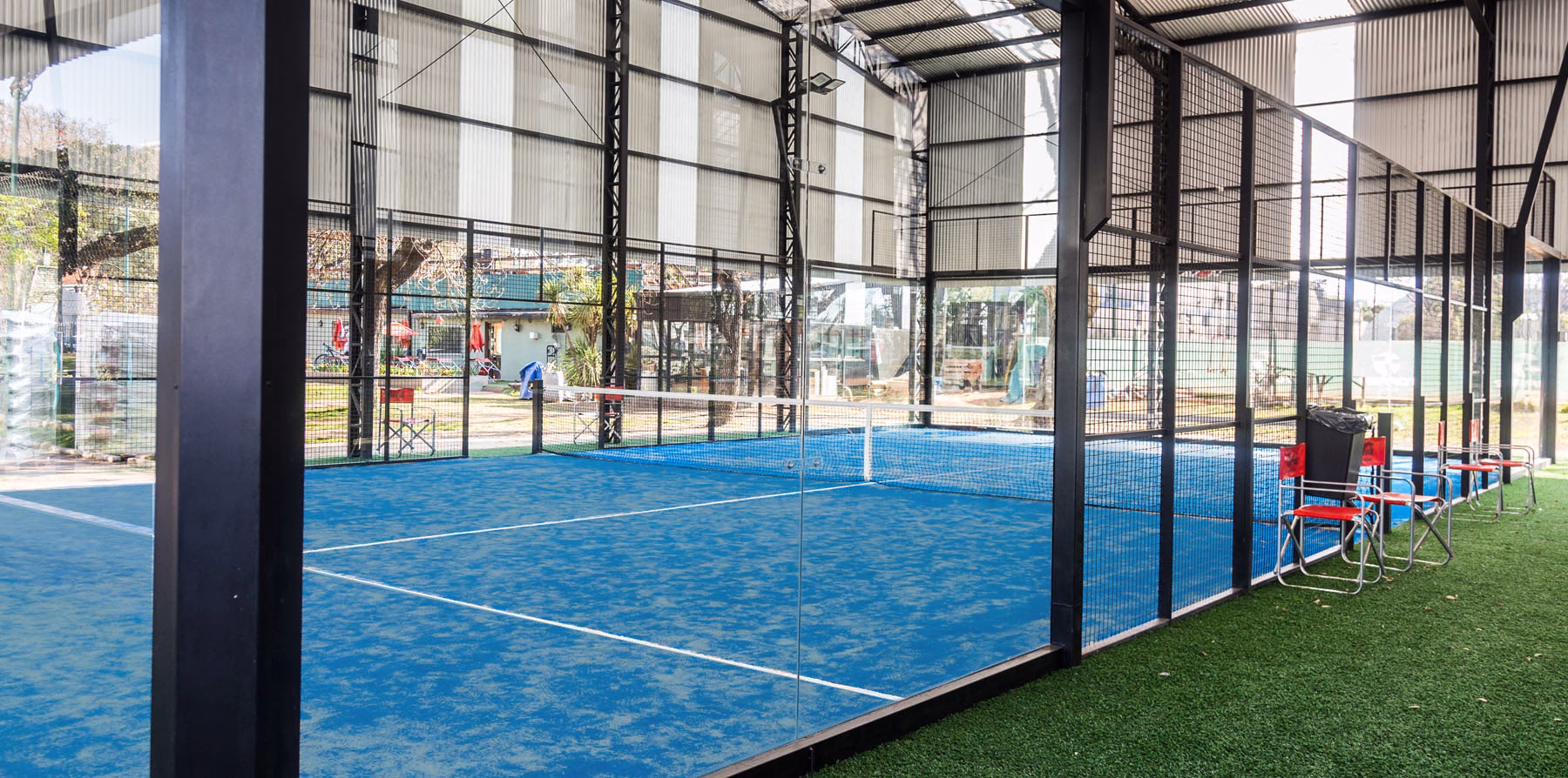 ¿Dónde puedo encontrar la pista de pádel?