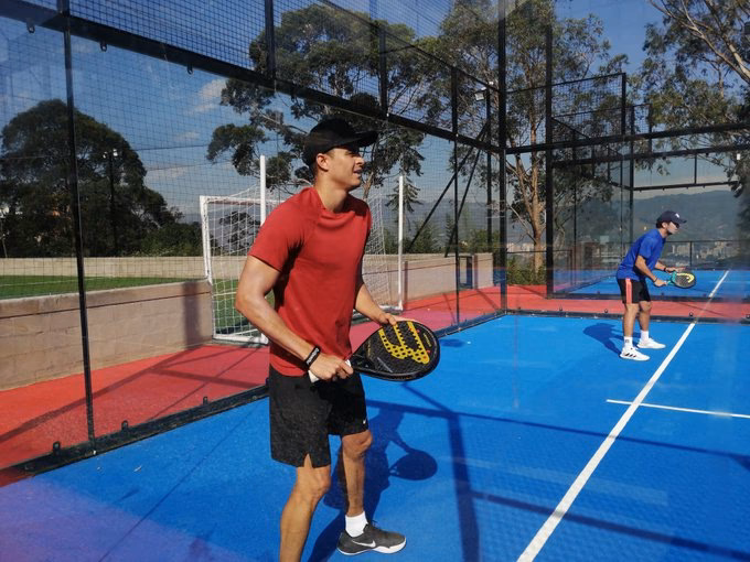 ¿Qué beneficios físicos y mentales tiene jugar pádel?