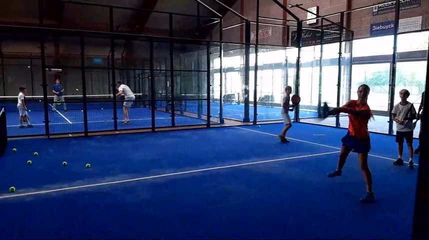 Comment Simon aide-t-il les tout petits à progresser au padel ?