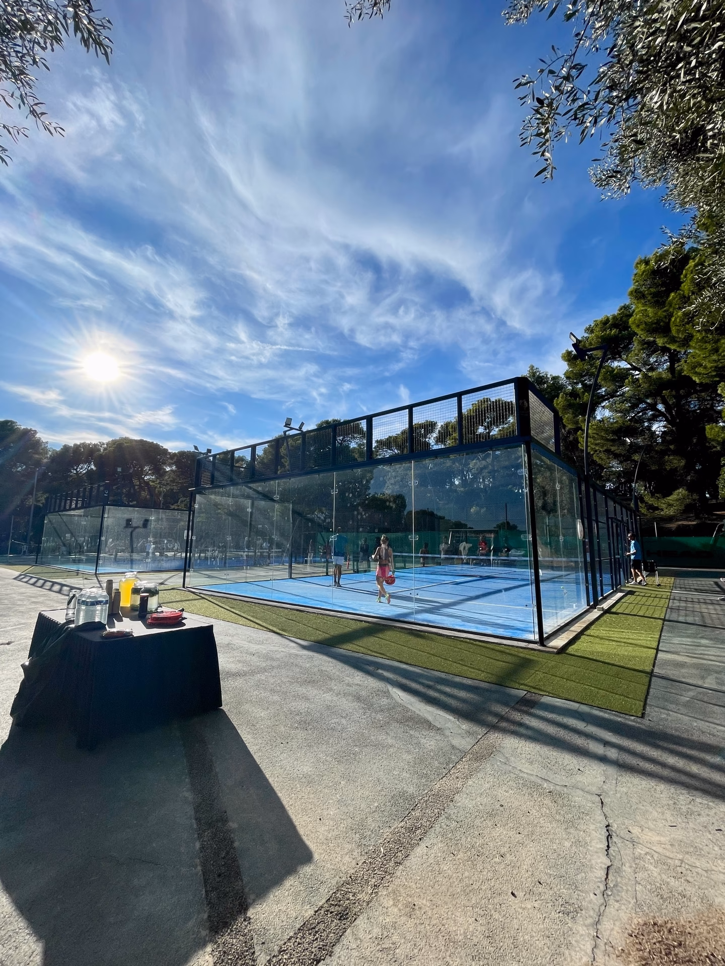 Qu'est-ce que le court padel indoor à Hyères propose ?
