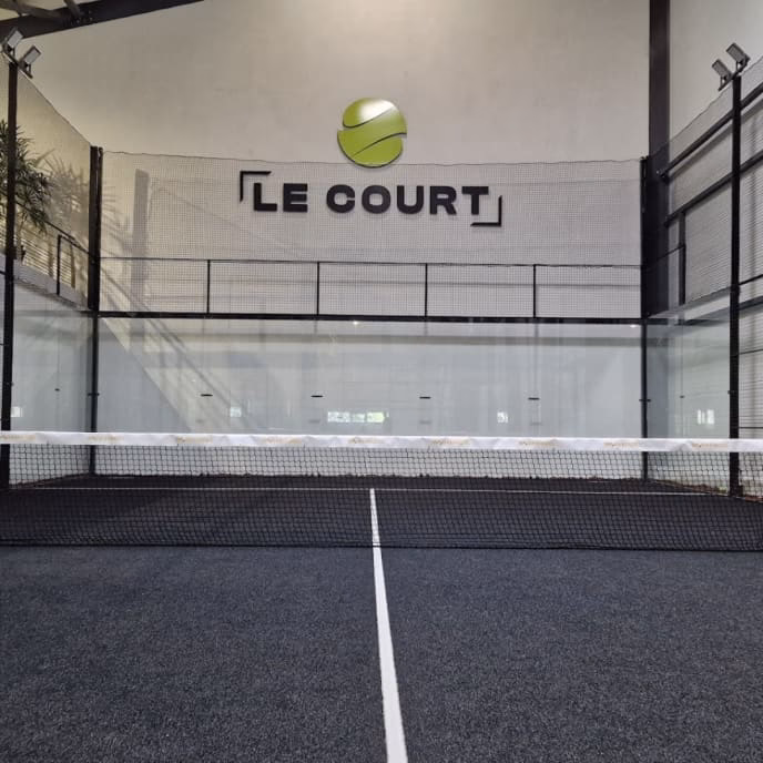 Qu'est-ce que le court padel indoor à Hyères propose ?