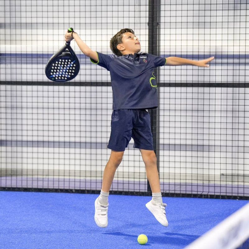 What types of lessons are available at World Padel?