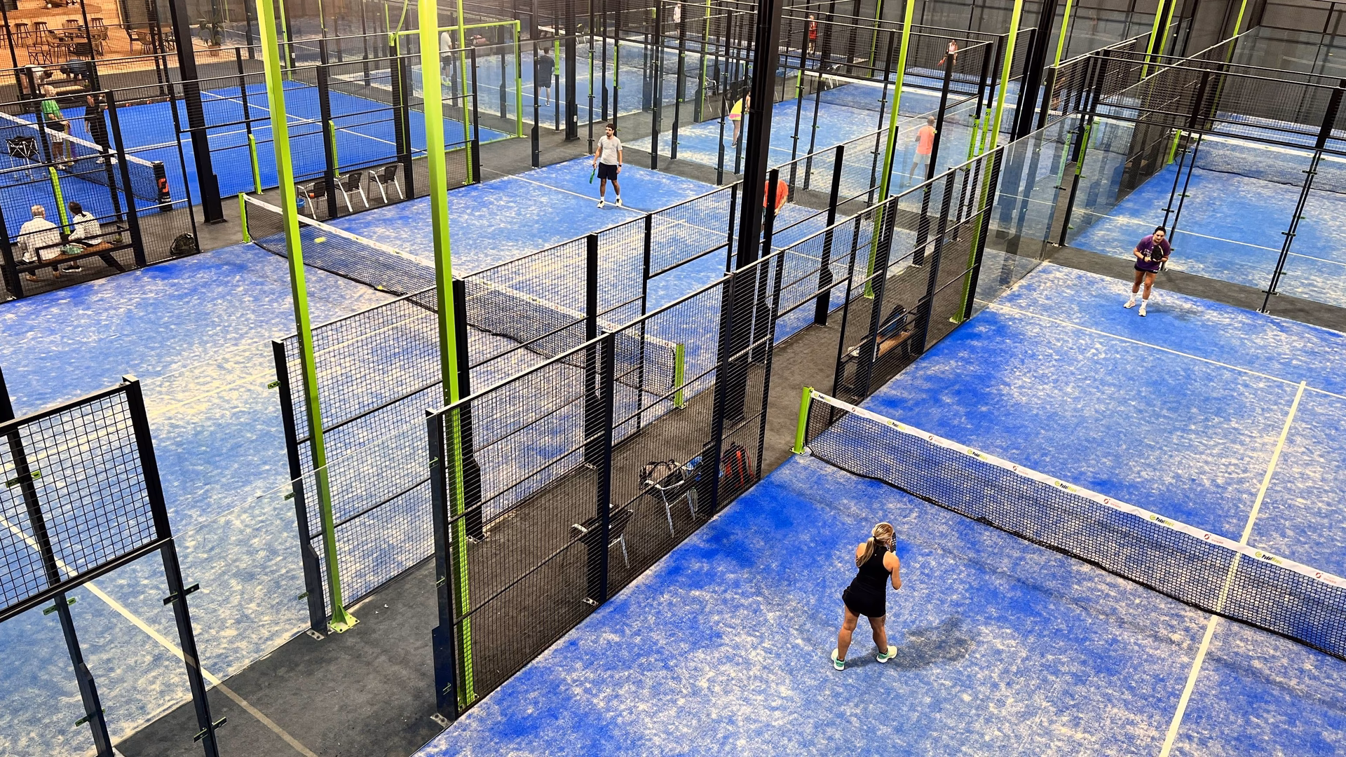 ¿Qué comodidades ofrece cover Padel Olloniego?