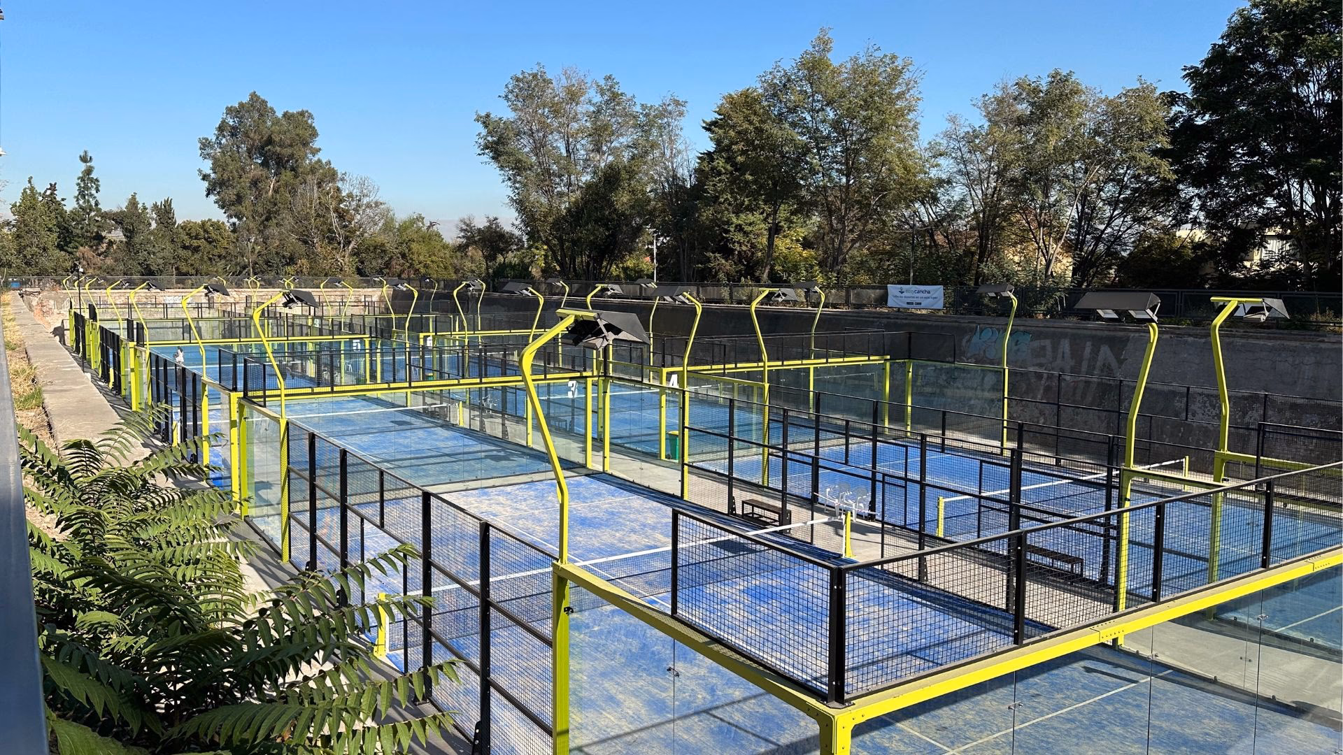 ¿Cuántas pistas de padel hay en Club Parque la reina?