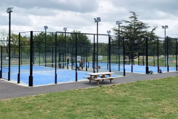 Où peut-on pratiquer le tennis et le padel ?