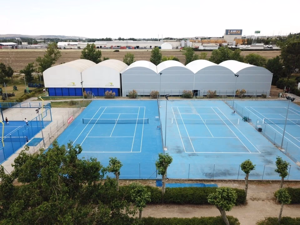 ¿Dónde se encuentra la Escuela de tenis y pádel San Sebastián de los reyes?