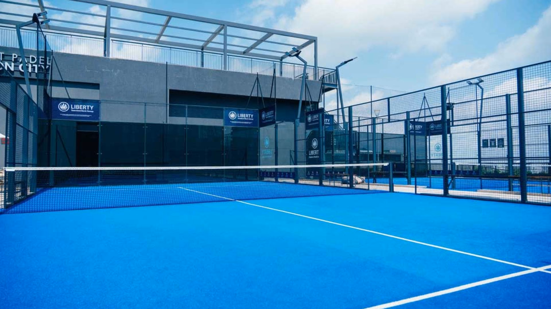 What makes Padel Sandton City a world-class court experience net set?