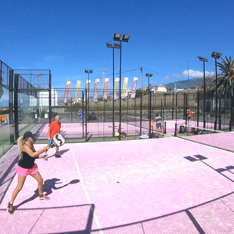 ¿Qué ofrece el club de tenis y pádel?