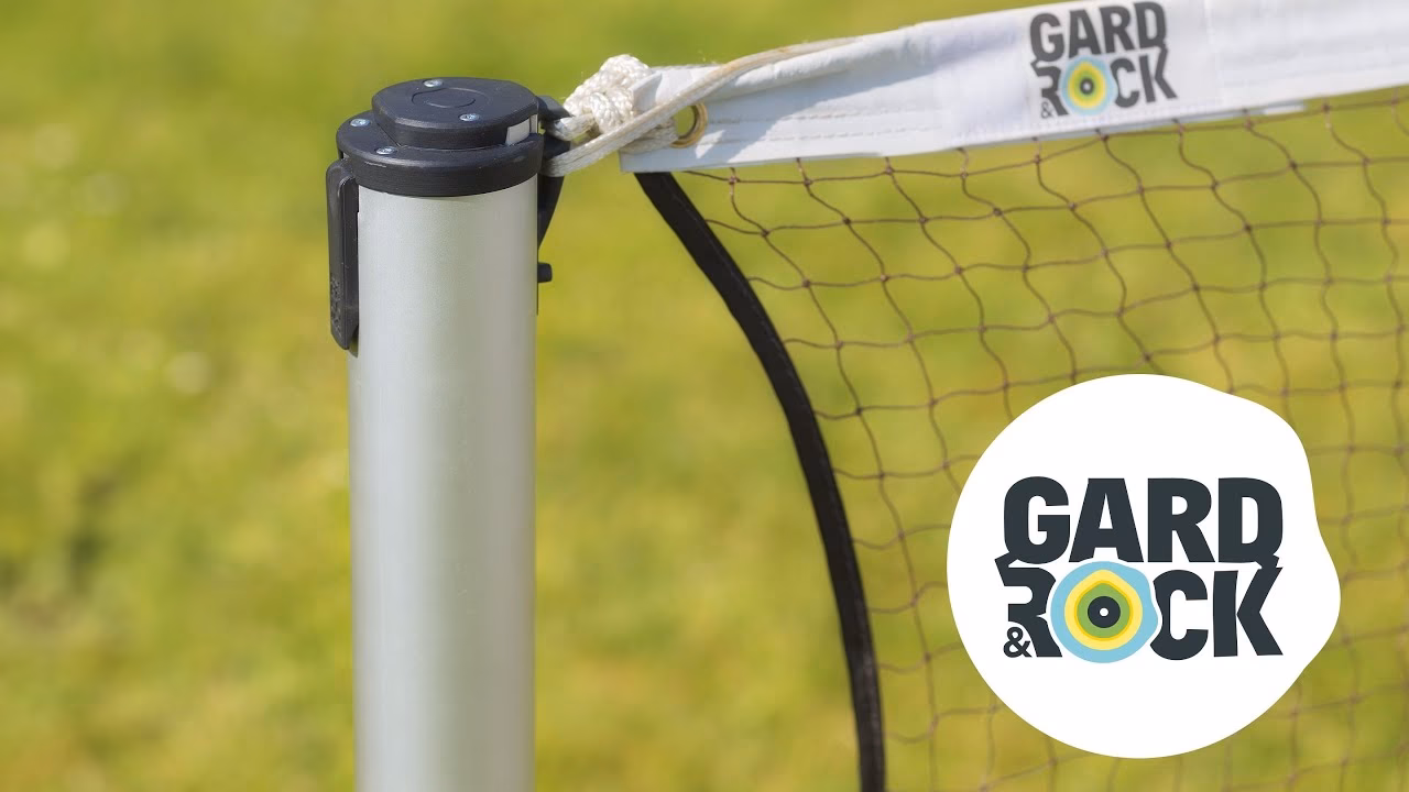 ¿Cómo se colocan los postes de voleibol?