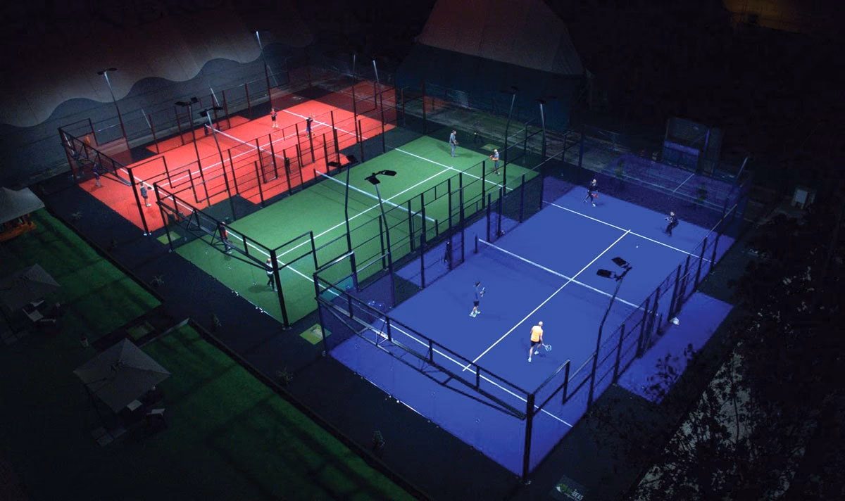 Qui est le constructeur de terrains de padel ?