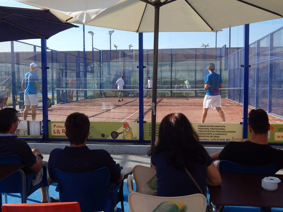 ¿Cómo puedo reservar una pista de pádel?