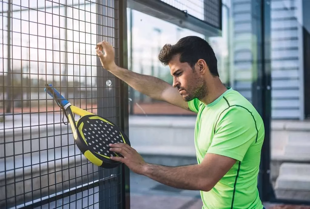 ¿Cómo poner pesas en el hombro?