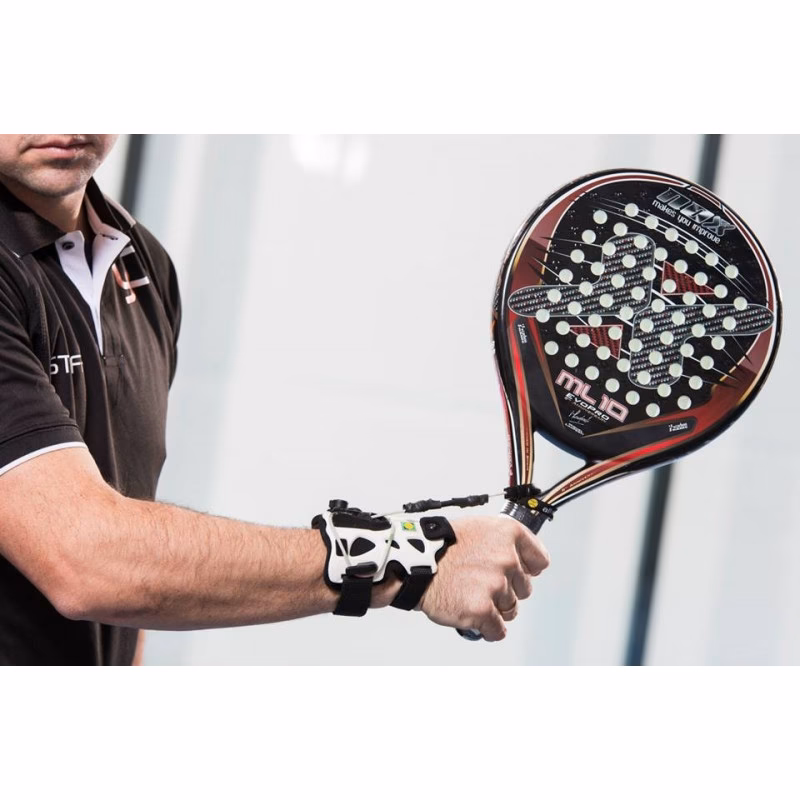 How can a Padel bat help a weak wrist?